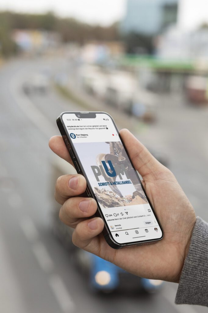 Social Media Beitrag von Plum auf einem Mobiltelefon
